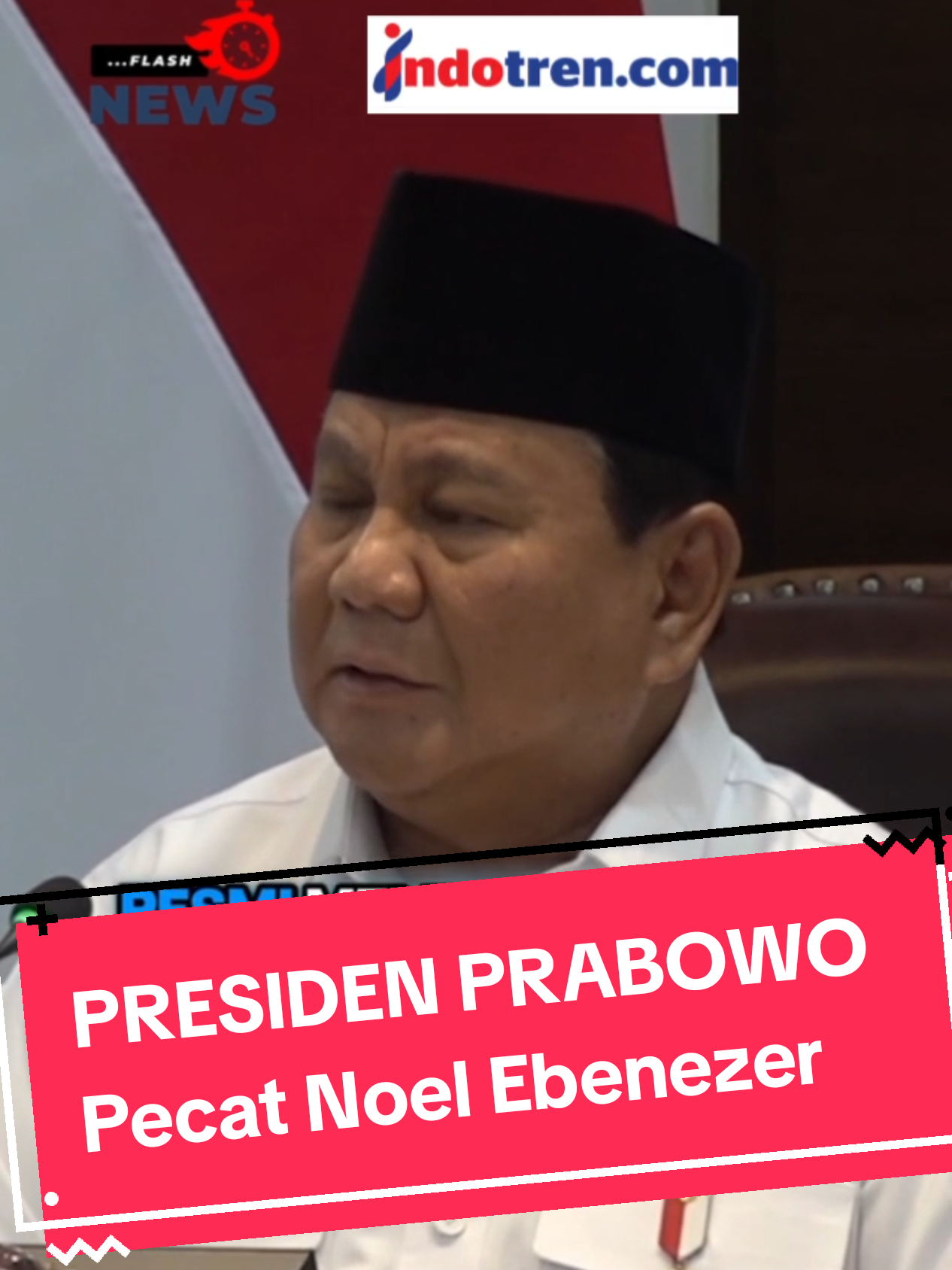 Presiden Prabowo Pecat Immanuel Ebenezer dari Jabatan Wamenaker Presiden Prabowo Subianto resmi memberhentikan Immanuel Ebenezer atau Noel dari jabatannya sebagai Wakil Menteri Ketenagakerjaan pada 22 Agustus 2025, setelah ia ditetapkan sebagai tersangka oleh KPK dalam kasus dugaan pemerasan terkait sertifikasi K3. Keputusan tersebut diumumkan oleh Menteri Sekretaris Negara, Prasetyo Hadi, yang menegaskan bahwa langkah ini mencerminkan komitmen Presiden untuk menjaga integritas pemerintahan. Pemerintah juga menegaskan dukungannya terhadap proses hukum yang berjalan dan berharap kasus ini menjadi pelajaran bagi seluruh anggota Kabinet Merah Putih. Ironisnya, Noel yang dikenal vokal dalam isu antikorupsi kini harus menghadapi jeratan hukum yang berlawanan dengan sikapnya selama ini. #PrabowoSubianto #NoelEbenezer #Korupsi #beritaterkini 