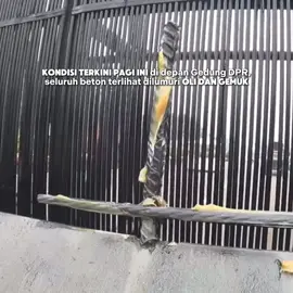 Kondisi terkini pagi ini di depan Gedung DPR, beton dilumuri oli dan gemuk  #dpr #dewanperwakilanrakyat #demo #fyp #viral 🎥; bang bewok