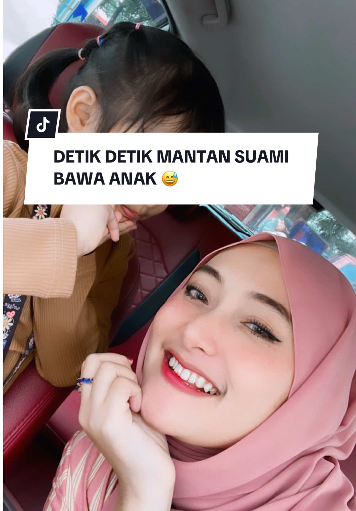 SILAHKAN BACA CAPTION ☺️Asalnya ga mau nanggepin video ini cuman udah terlalu banyak yang mendadak jadi pakar ekpresi pakar bicara pakar hidup dll 😅 Fyi ya banyak yang bilang dikit2 dikontenin dll , tapi asal kalian tau ya ini  video bukan sengaja ak buat ini itu cuplikan saat aku live tiktok , bisa diliat dari kualitas video yang kurang bagus . Terus ini posisi aku tuh lagi mau anterin anak ke papahnya , kalau yang suka mantengin aku live pasti udah tau kebiasan jelek papahnya tiap ak jemput dan antar anak tuh pasti selalu dibikin nunggu berjam jam alhasil aku live tiktok sambil jualan kerudung @WINDSHE biar ga bosen nungguin papahnya .  Kenapa emang ga janjian ko bisa nunggu lama ? Udah janjian tapi tetep aku selalu di bikin nunggu lama sama dia , di telpnin ga permah di angkat , ditanya dimana ga pernah di jawab , ak nunggu tuh bisa 1-2 jaman  Apakah Aku pernah maki maki papahnya karena di bikin nunggu lama ? Ga pernah sama sekali , pernah sekali nanya kenapa lama banget , dia ga jawab sama sekali .  kalau kalian jadi ak keknya kalian udah ngamuk dibikin nunggu lama terus sama dia . Tapi ak engga karena apa karena ak males berdebat sama dia .berdebat sama dia tuh gak akan ada ujungnya ,buang2 energi . Hehe  Pantes hak asuh sama bapanya ? Kita ga ada hak asuh hak asuh ya kita urus bareng2 , senin-jumat sama papanya sabtu minggu sama aku  ko lama di papahnya ? Ak sbg ibu gamau anak aku kehilangan sosok papahnya , kasih sayang papahnya , jadi ak ijinkan papahnya untuk ambil alih anak lebih lama , karena supaya papahnya tau juga kalau urus anak itu tidak gampang(karena waktu masih bareng2 dia tuh suka ngegampangin urusan anak ,pengeluaran rumah tangga)  . Dan beliau juga yang bilang kalau dia sudah gagal jadi seorang suami beliau gamau gagal jadi seorang ayah yauda apa salahnya aku kasih anak ak k dia lebih lama Dan fun fact juga kebanyakan anak yang dibawa ibunya bapanya gamau tanggung jawab . Ak menghindari itu cukup anak aku kekurangan kasih sayang papahnya pas kita masih bareng2 tapi ngga pas kita udah pisah .  ih itu privacy ngapain di video2 ? Di video memang kalian liat muka papahnya anak aku? Dari sejak pisah dia ketemu sama aku selalu di masker kaya gitu stelannya jadi tolong jangan langsung menyimpulkan abcd dengan video 1mnit ini .  Kalau misal muka papahnya keliatan jelas bolehlah kalian bilang privacy dll .  Komunikasi aku dan papahnya itu sangat amat jelek sekali, makanya aku upload video ini tuh bukan ingin dipuji sama kalian ngga sama sekali , aku cuman pengen sharing ke kalian kira kira mantan aku kenapa ko dia diem mulu tiap ketemu tuh ,gimana loh biar si papahnya ashira tuh bisa komunikasi yang baik sama aku … Fyi juga setelah pisah rumah 3bulan mansu memang ada ngajak untuk memperbaiki tapi aku tolak karena aku sudah terlalu muak dan kecewa , mulai dari situ mansu jadi bener2 beda .  Pantes di cerai bininya modelan gini dll, aku yang minta cerai ya btw hehe  kalaupun ini fyp ke mantan suami aku , plis aku cuman pengen komunikasi kita itu baik apalagi untuk urusan anak tolong terbuka  Kalaupun kamu kesel sama aku  tolong untuk urusan anak atau didepan anak kita pura2 baik aja , karena makin sini ashira makin gede makin perasa .  Aku ga ngerti dan gatau lagi caranya supaya kamu bisa ngerti , tolong jangan egois banyak keinginan ashira itu ,kaya keinginan ashira supaya aku bisa anter ke sekolah , keinginan ashira main bareng sama papa mamanya , plis yang pisah itu aku sama kamu kita udah gagal jadi suami istri tapi jangan gagal jadi ayah dan ibu ashira  Buat kalian silahkan kalau kalian mau ngomong abcd aku gabisa kontrol juga .  Oh iya kita pisah juga bukan karena orang ketiga ya ☺️ Semoga kalian bahagia selalu  , nuhun 