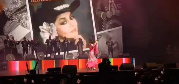 @MercedesCastro26 anoche deleitó al público que llegó al @YouTube Theater para el concierto de despedida de la Gran Chelo #fyp #parati #foryou #foryoupage  @Live Nation Concerts 