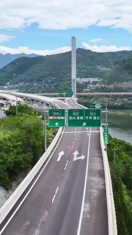 This is Fengjie's largest transportation hub, where two highways converge, confusing local drivers and giving experienced drivers from other places headaches. A single mistake can lead to dozens of extra kilometers! #g42 Shanghai-Chengdu Expressway #g6911 Anlai Expressway #Fengjie East Interchange #Kuimen Gate Interchange 