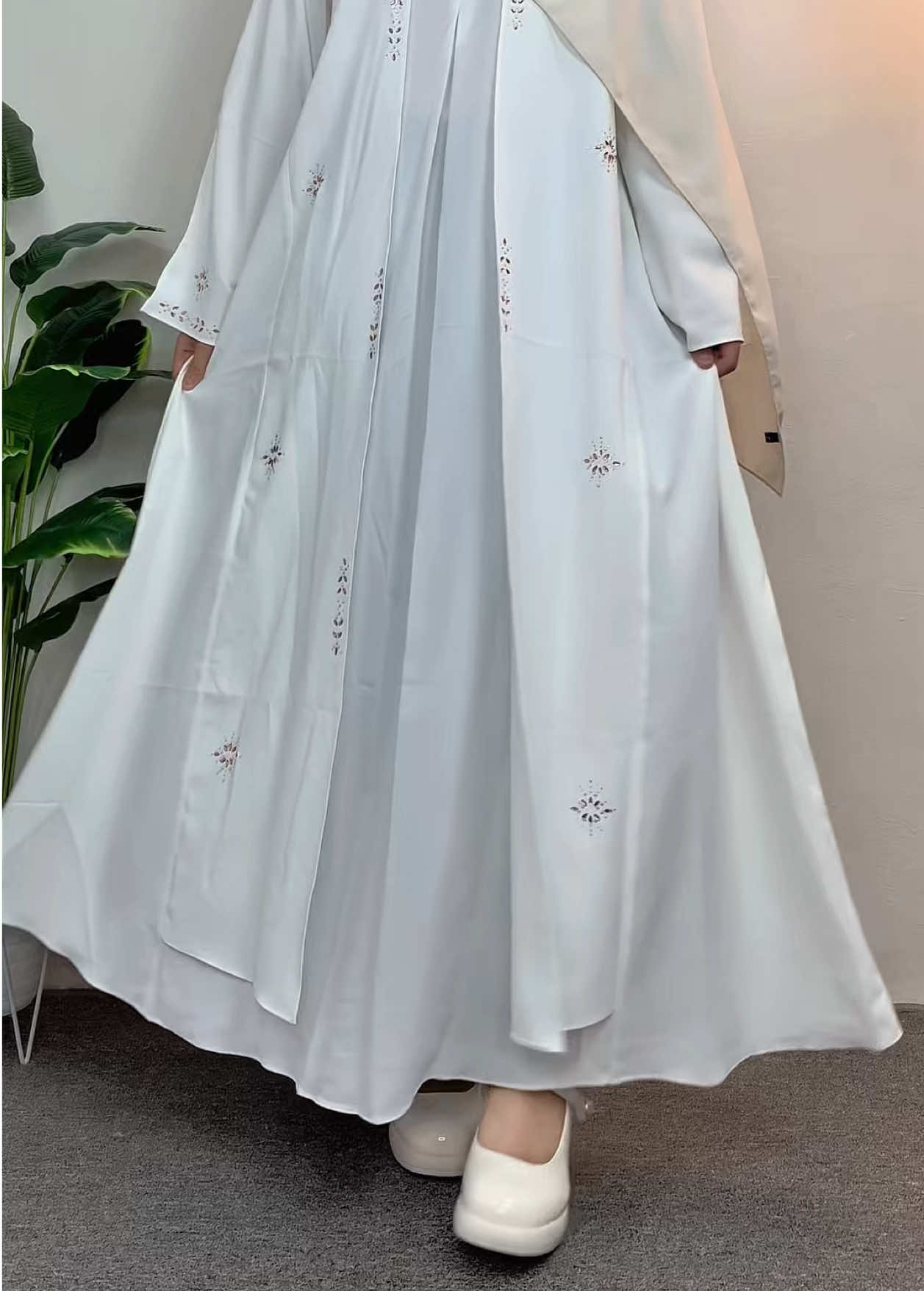 Membalas @thereal.mitashopp  versi warna putihnya cantiik banged, bisa untuk seragaman maulid/umroh/acara lainnya beb. masyaAllah beneran cantik elegant abaya arafah ini✨🤍🕊️