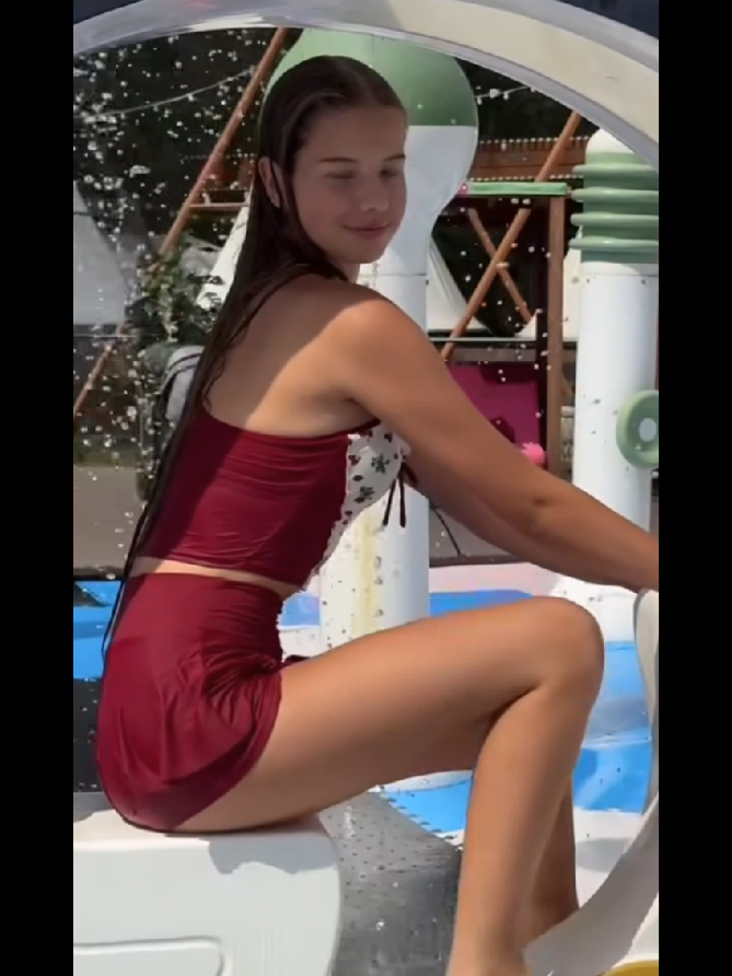 Maria Talalovaa muy feliz disfruta en la alberca y juegos del lugar y finaliza com modelaje y ropa futurista    #lipsync #alberca #bikinimodel #tiktokshop #fypシ゚ 