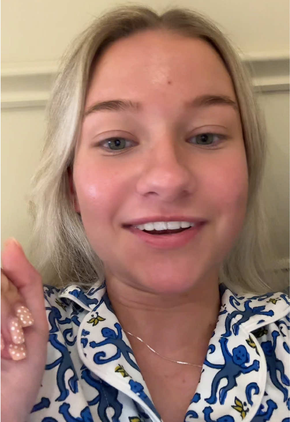 MAKEUP GIRLS COME TO THE FRONT🙆🏼‍♀️ what do we like what do we hate #makeup #advice #makeuptip #foundationreview #makeupartist 