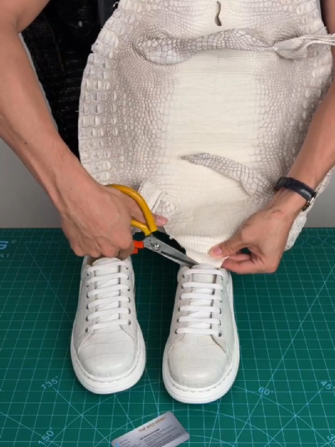 Thời gian tàn nhẫn lấy đi người anh thương nhất trên đời ... Giày sneaker màu trắng cũng xuất sắc quá các anh ạ, sang thì thôi rồi nhé #dodathucong #handmadeleatherbag #khautay #leathercraft #diyprojectvn #handmade #thucong #diyproject