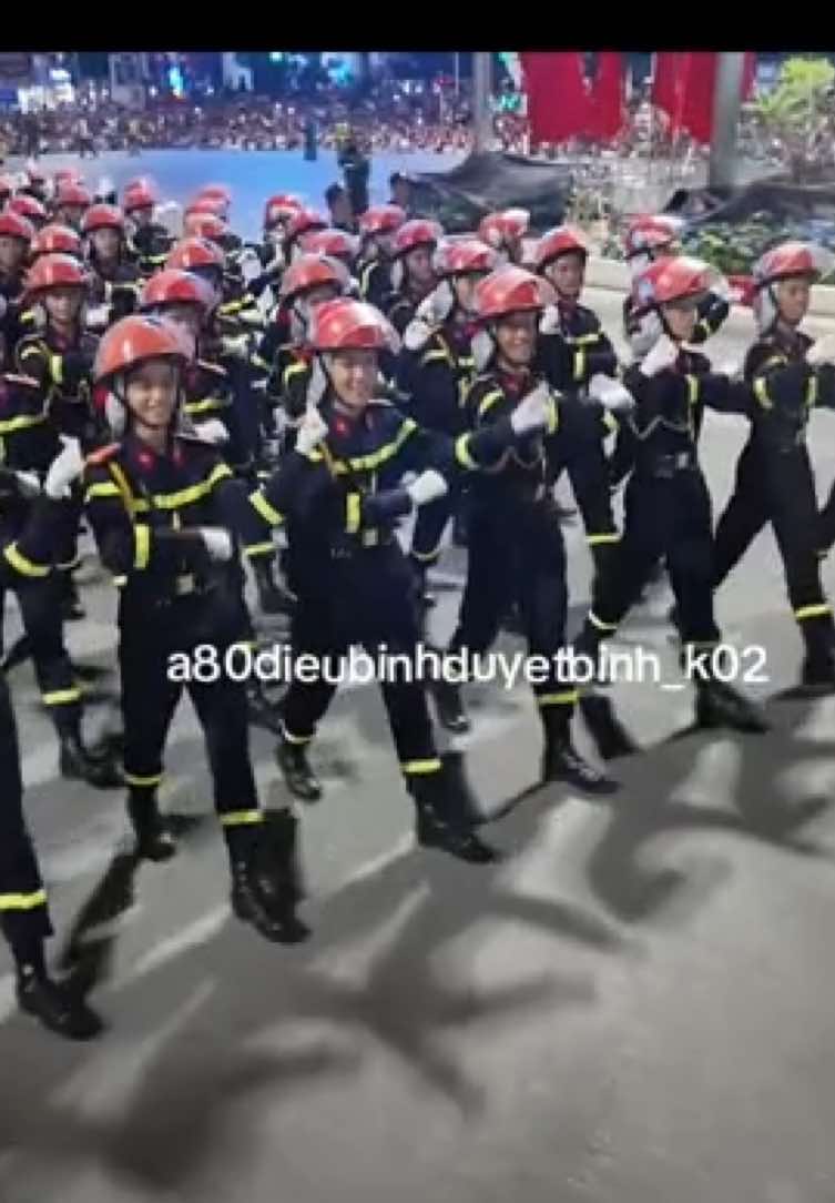 Tối qua, ngày 24/08/2025, lực lượng Phòng cháy chữa cháy (PCCC) đã có một màn tổng hợp luyện ấn tượng, thu hút đông đảo sự chú ý của người dân. Điểm nhấn của buổi tối là màn trình diễn “bắn tim” đặc sắc – biểu tượng cho tinh thần quả cảm và trái tim luôn rực cháy vì cộng đồng của những người lính cứu hỏa. Hình ảnh đoàn lực lượng PCCC nghiêm trang, mạnh mẽ diễu hành trong lòng nhân dân, được chào đón bằng những tràng pháo tay, tiếng reo hò vang dội khắp các tuyến phố, đã tạo nên một không khí trang nghiêm nhưng đầy cảm xúc. Màn trình diễn không chỉ thể hiện bản lĩnh, kỹ năng mà còn là sự tri ân sâu sắc của lực lượng PCCC đến người dân đã luôn tin tưởng, ủng hộ. Một đêm thật đáng nhớ, đậm tình quân dân. #a80 #2thang9 #dieubinh #duyetbinh #dieubinhdieuhanh 