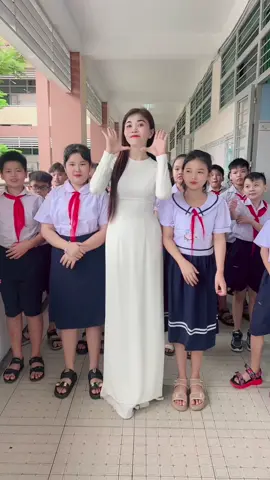 Còn mới nên mấy con ngại cô ơi…