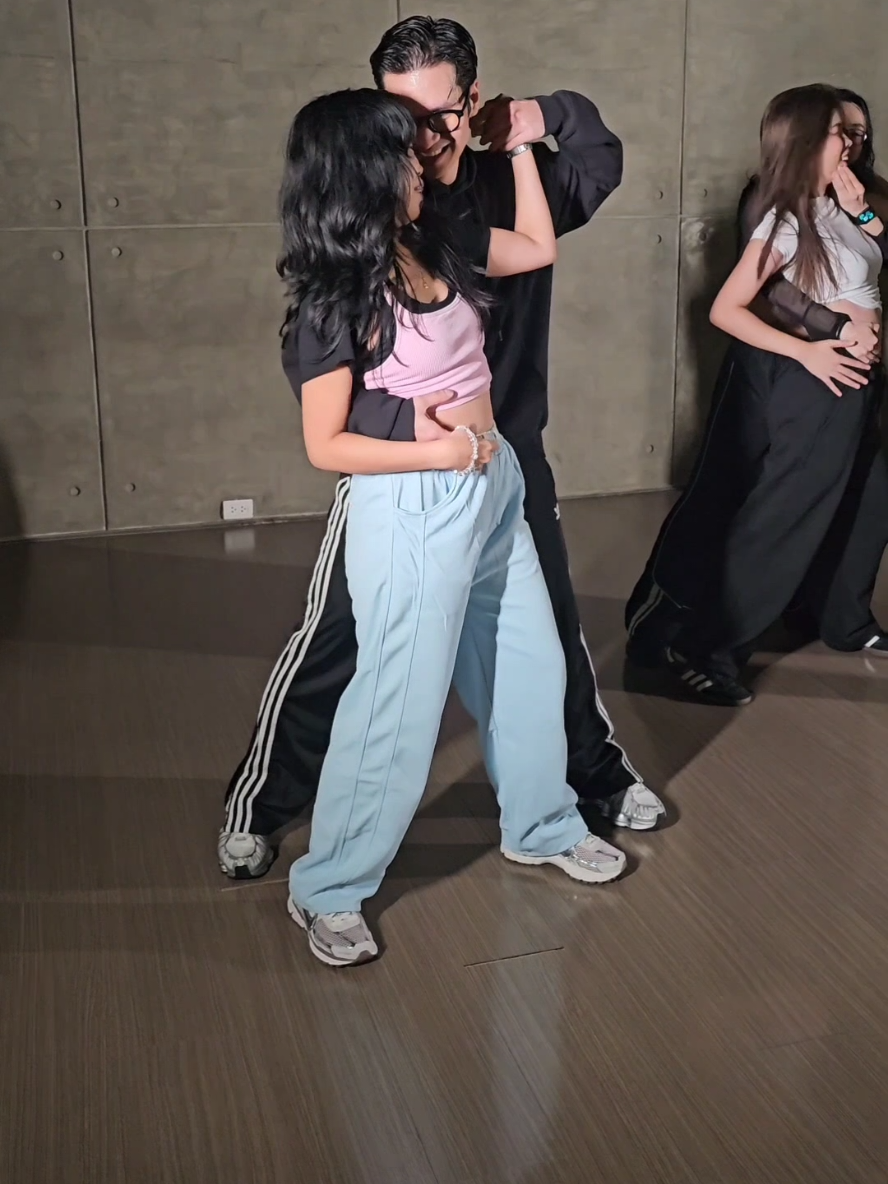 first time partnering with Coach @kurt_nuquiii + sobrang pogi niya dun sa white shirt niya talaga hihi pero sinundo at pinauwi ako ni Coach @marcdevonnn at the end with a hard slap (ilang minutes talaga parang init ng napalo sa akin HAHAHA) kaya natawa na kami and yung mga coaches at classmates near us hahahaha love it na biglang nagiging funny yung runs ko with Coach Dev parang tropa tropa na lang ih sobrang saya always 🤗😂 #fyp #foryou #marcdevonchoreography #fulloutstudios #dance 