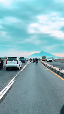Fly over janti dengan view gagah gunung merapinya. #yogyakarta #songviral #masukberanda #view #foryourepage 