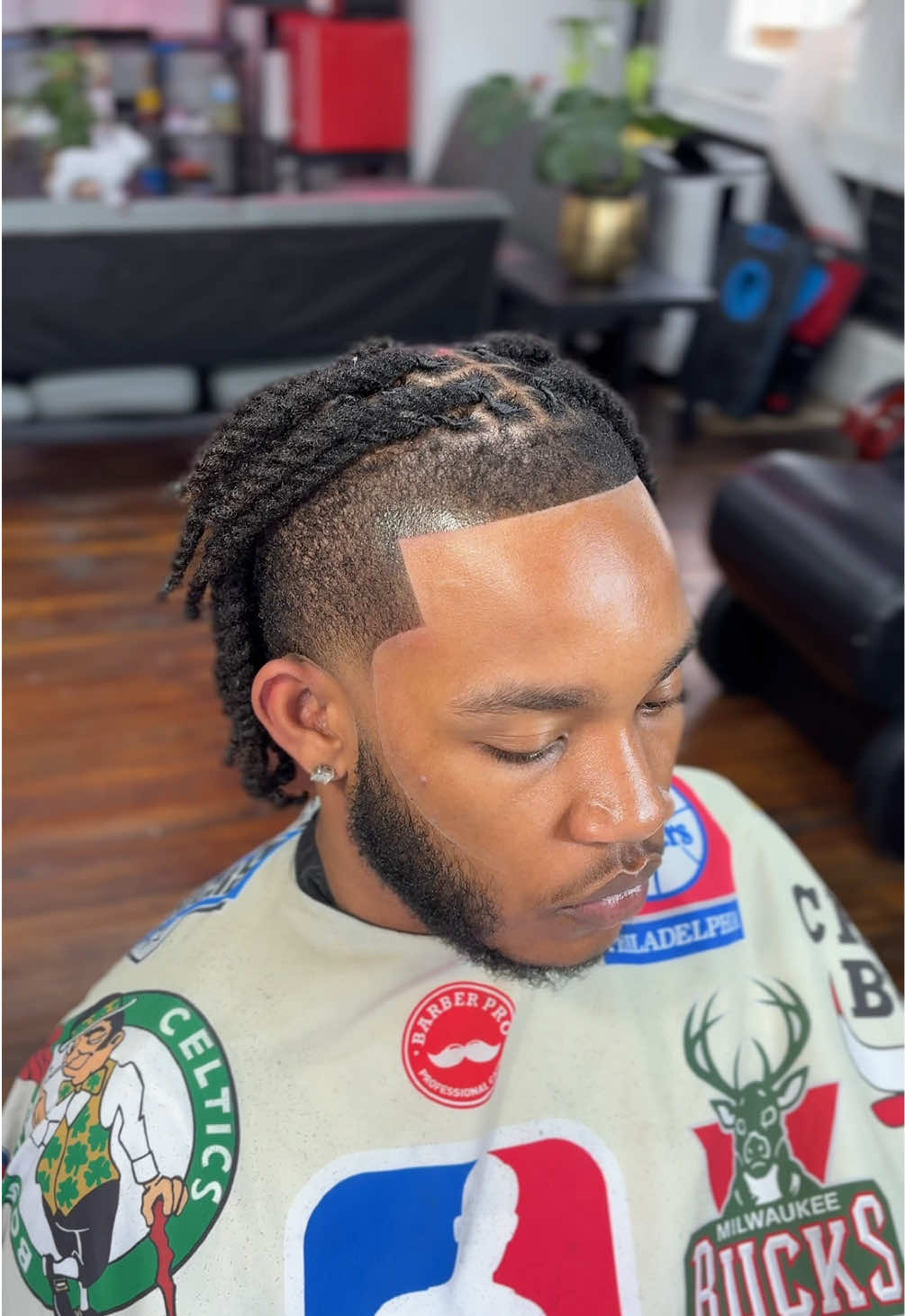 Link in bio to book! #philly #jay2crisp #phillybarber #hairline #philadelphiabarber 