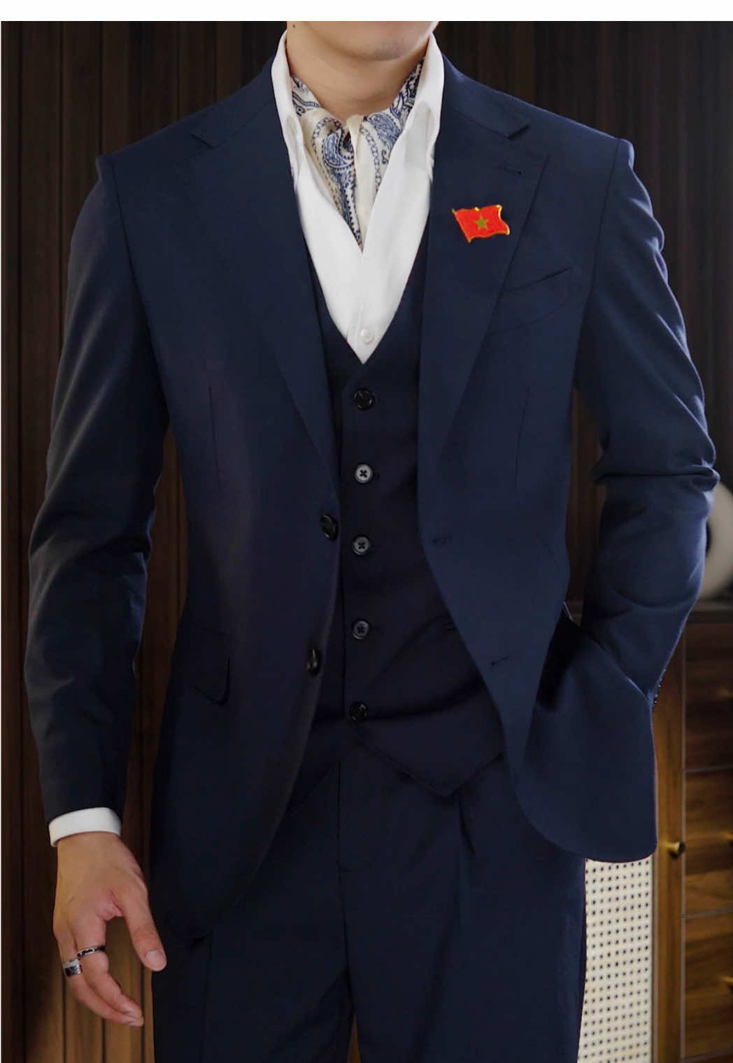 Phối navy suit 3 mảnh với điểm nhấn đầy tự hào 🇻🇳 #blazer #suit #harold #fashion 