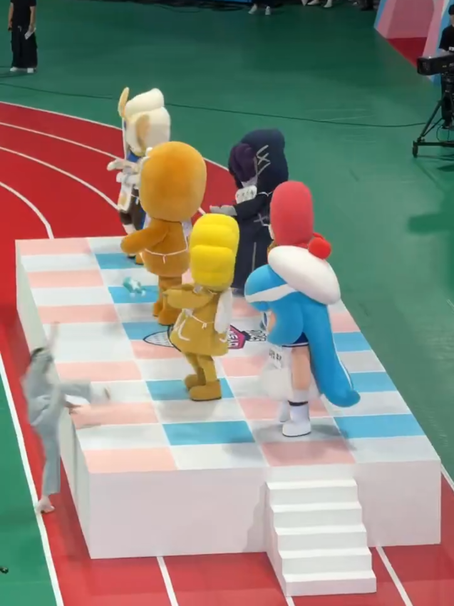 Hyeongjun dancing to 'Like Jennie' at isac 2025 #cravity #hyeongjun #크래비티 #형준 #likejennie dance 