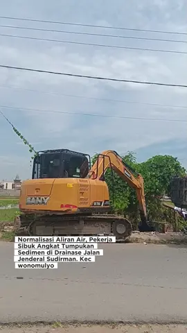 Guna mencegah terjadinya genangan air saat musim hujan, kegiatan pengerukan sedimen di drainase Jalan Jenderal Sudirman samping RSUD Wonomulyo,Kec. Wonomulyo (24/8/2025) ​Kegiatan ini merupakan bagian dari upaya normalisasi aliran air yang kerap terhambat akibat endapan lumpur dan sampah. Selain tumpukan sedimen, tim juga menemukan banyak sisa-sisa bangunan dari lapak pedagang yang sebelumnya berdiri di atas drainase. ​Seperti diketahui, drainase di kawasan ini sempat ditutupi oleh sejumlah warung Usaha Mikro, Kecil, dan Menengah (UMKM) sehingga menyulitkan proses pembersihan. Setelah penertiban yang dilakukan beberapa waktu lalu, kini proses pengerukan bisa berjalan lancar dan menyeluruh.