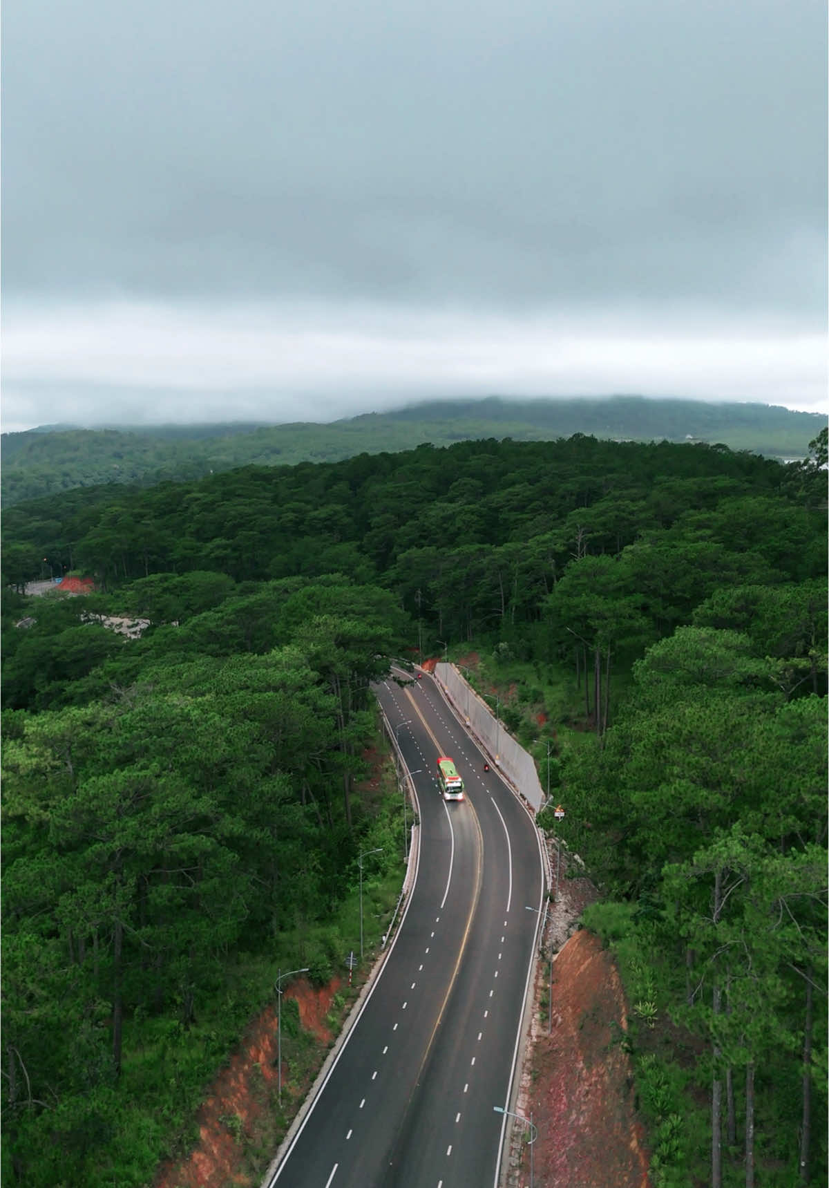 Nghe sao thấy mà suy.😌 đalat những ngày mưa bão  #sonflycam999 #dalat #reviewdalat #dalatreview #dalatstory #checkindalat #checkindeoprenn #canhdep #thiennhien #fyp #xuhuong #deoprenn 