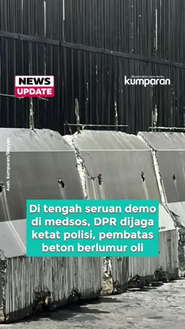 Pantauan Senin (25/8) pagi, suasana di depan Gedung DPR RI, Jakarta, masih sepi dari pergerakan massa. Meski begitu, aparat kepolisian sudah berjaga di gerbang utama dan sekitarnya, sementara Satlantas sibuk mengatur arus lalu lintas yang terpantau ramai lancar. Sejumlah warga dan pengendara ojol justru berhenti di depan gedung untuk memotret ikon “gedung kura-kura” itu. Terlihat pula barikade beton di pagar DPR RI yang terlumuri oli. Kondisi serupa juga tampak di pintu belakang Gedung DPR, tepatnya Gerbang Pancasila. Sebanyak 1.250 personel gabungan dari Polri, TNI, dan Pemprov DKI disiagakan untuk pengamanan aksi hari ini. Kapolres Metro Jakarta Pusat, Kombes Pol Susatyo Purnomo Condro, menegaskan pengamanan dilakukan dengan cara persuasif dan humanis, tanpa senjata api, demi menjaga kelancaran penyampaian aspirasi masyarakat. 📸: Dok. kumparan/Rayyan, Polres Jakpus. Follow WhatsApp Channel kumparan untuk dapat Informasi terpercaya dikirim langsung ke WhatsApp kamu. Ketik kum.pr/WAchannel di browser kamu sekarang, agar bisa share  informasi tanpa ragu. #newsupdate #update #news #vidol #kumparan             
