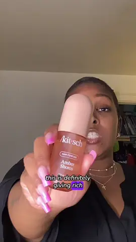 This is the Kitsch Amber Shores Hair Perfume — a lightweight mist that leaves your hair smelling fresh, warm, and beachy without weighing it down. The amber scent is cozy yet sophisticated, giving your hair that just-left-the-ocean breeze vibe while also helping tame frizz and add shine. It’s perfect for refreshing your style in between washes or giving your hair an instant pick-me-up. #AmberShores #HairPerfume #BeachyVibes #KitschBeauty #HairRefresh 