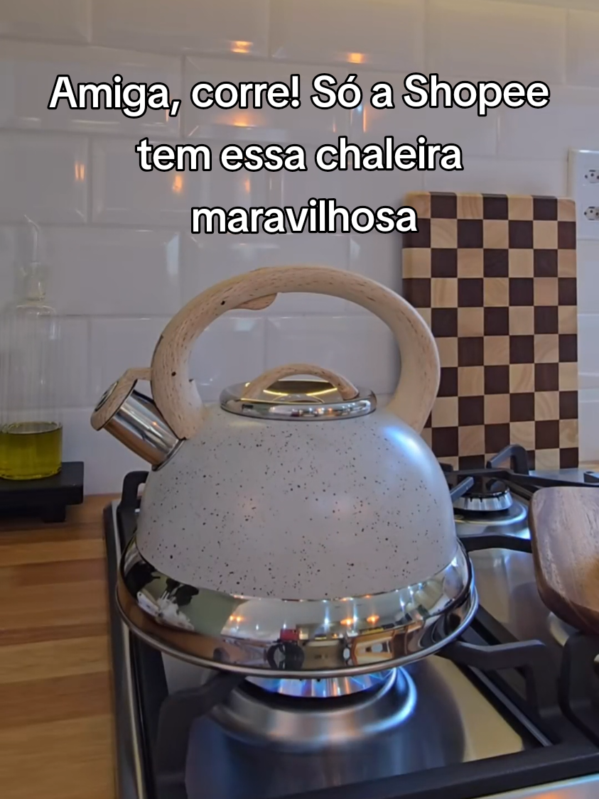 Achadinho Shopee indispensável para a cozinha: chaleira Roma Inox Brinox 2,7L com apito, compatível com todos os fogões, inclusive indução. Produzida em aço inox de alta qualidade, resistente e durável, design moderno na cor vanilla, cabo ergonômico em nylon com acabamento amadeirado que garante segurança e conforto. Base plana que proporciona aquecimento rápido e uniforme, ideal para preparar chá, café e diversas bebidas quentes. O apito indica quando a água está fervida, trazendo praticidade ao dia a dia. Testando essa chaleira, percebe-se a eficiência e rapidez no aquecimento da água. Analisando os detalhes, fica clara a vantagem de ter uma chaleira inox que une funcionalidade, estilo e durabilidade. Comparando com outros modelos, a Brinox se destaca pela compatibilidade com indução e acabamento premium, sendo um verdadeiro achadinho feminino para cozinha organizada e prática. Palavras-chave SEO: chaleira inox Brinox, chaleira 2,7L, chaleira apito, chaleira indução, chaleira Shopee, achadinhos Shopee, achadinhos femininos, utensílios de cozinha, chaleira prática, chaleira moderna, chaleira vanilla, chaleira inox resistente, chaleira para chá, chaleira para café, chaleira cozinha, chaleira com cabo frio, chaleira bonita, chaleira funcional, chaleira durável, chaleira aquecimento rápido, chaleira apito inox, chaleira achadinho, chaleira barata, chaleira útil, chaleira moderna Shopee, chaleira aço inox. #achadinhosshopee #achadinhosfemininos #acheinashopee #achadosshopee #utensilioscozinha                                     