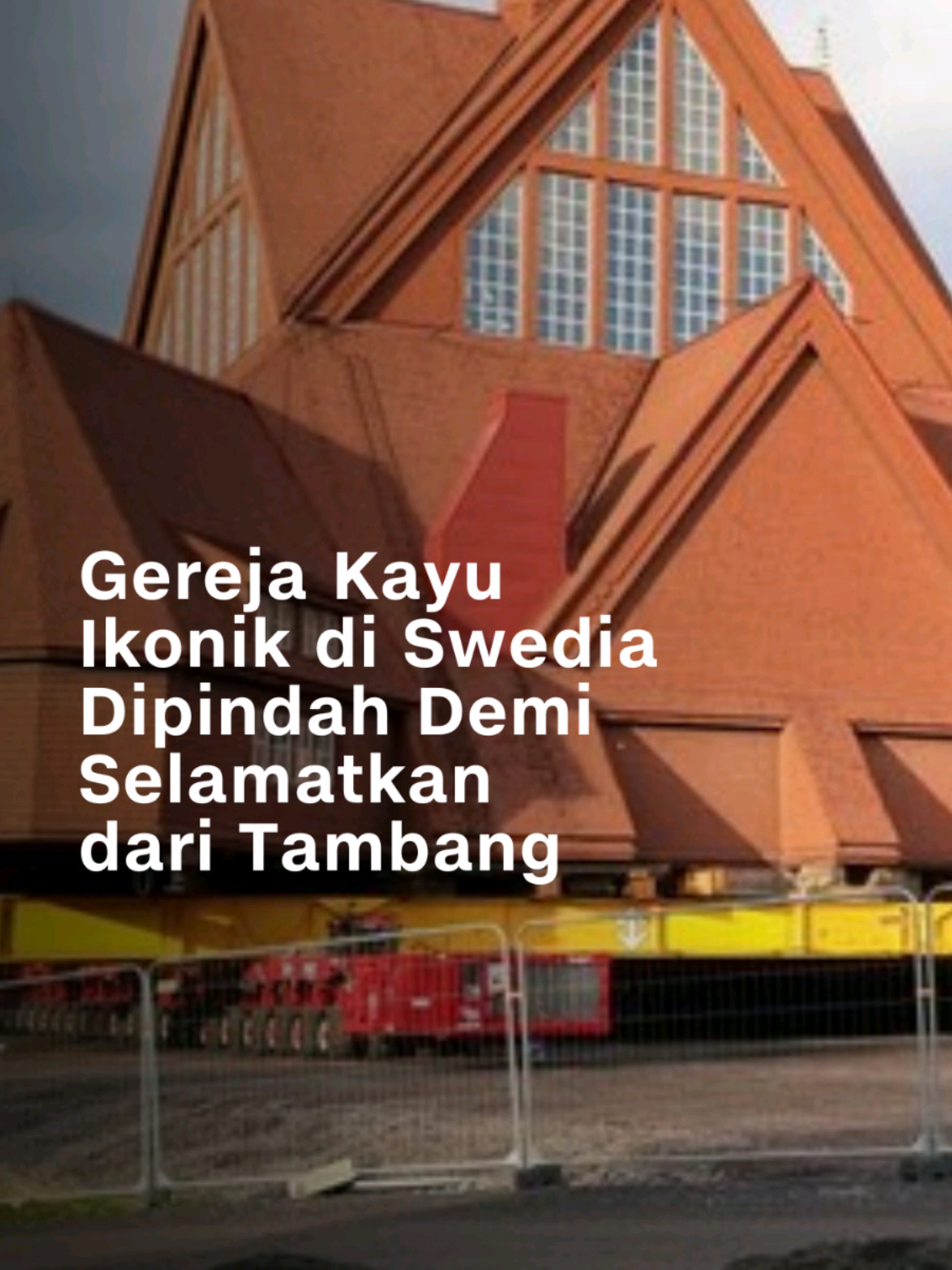 Puluhan orang menyaksikan pemindahan Gereja Kiruna di Swedia, pada Selasa (19/8). Gereja bersejarah berusia 113 tahun ini dipindahkan untuk menghindari ambles tanah akibat perluasan tambang bijih besi terbesar di dunia. Proses pemindahan ini dilakukan selama dua hari sebagai bagian dari proyek relokasi selama 30 tahun. Bangunan gereja yang memiliki total berat 600 ton itu diangkut dengan truk khusus untuk dibawa sejauh lima kilometer ke pusat kota Kiruna yang baru dengan kecepatan 500 meter per jam. #cnnindonesia #cnnindonesiacom #GerejaSwedia #Gereja