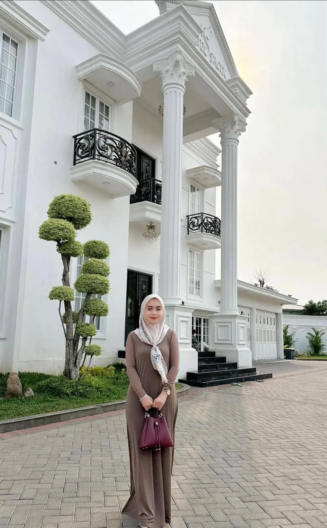 *Menerapkan sifat sabar* Hidup yang tenang adalah impian banyak orang, dan meskipun setiap individu mempunyai cara dan pandangan tersendiri tentang ketenangan, ada beberapa prinsip atau kunci yang dapat membantu mencapai hidup yang lebih tenang. Berikut adalah beberapa kunci utama dalam mencapai ketenangan hidup: 1.Mendekatkan Diri Kepada Allah Bagi umat Islam, mendekatkan diri kepada Allah adalah sumber utama ketenangan hati. Dalam Surah Ar-Ra'd, ayat 28, Allah berfirman: 