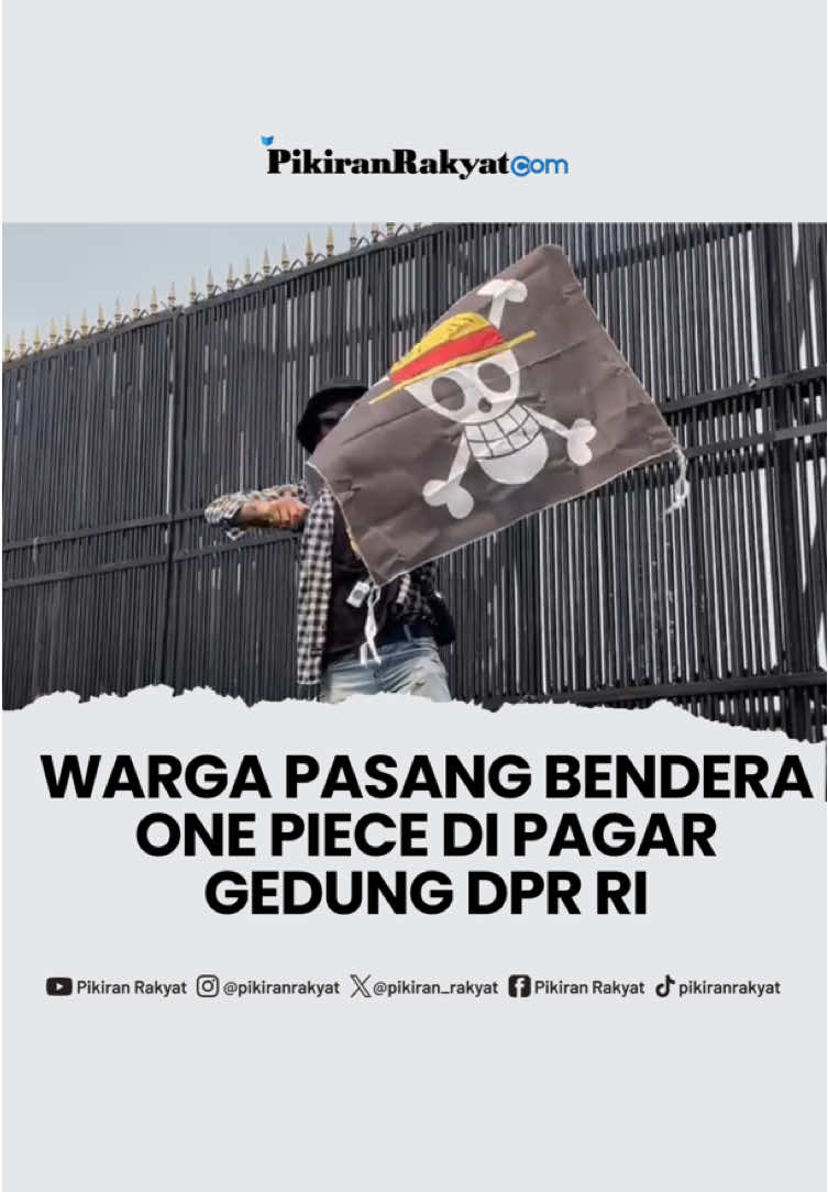 Aksi tak biasa terjadi di depan Gedung Dewan Perwakilan Rakyat (DPR) RI, Senayan, Jakarta, pada Senin pagi, 25 Agustus 2025.  Seorang warga memanjat pagar kompleks parlemen dan memasang bendera bajak laut dari serial anime One Piece.  Asep Bidin Rosidin/PRMN #dpr #demo #demodpr 