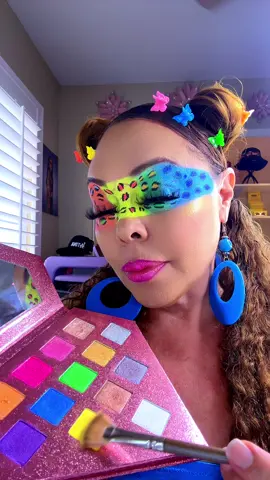 DIAMONDS ARE A GIRLS BEST FRIEND Is a Shimmer and Highlighter Pallet and these colors are so pigmented. I must say I am obsessed with it myself it’s a great addition to have for your makeup collection. #la2vegas #makeup #shimmer #roadtripcosmetics 