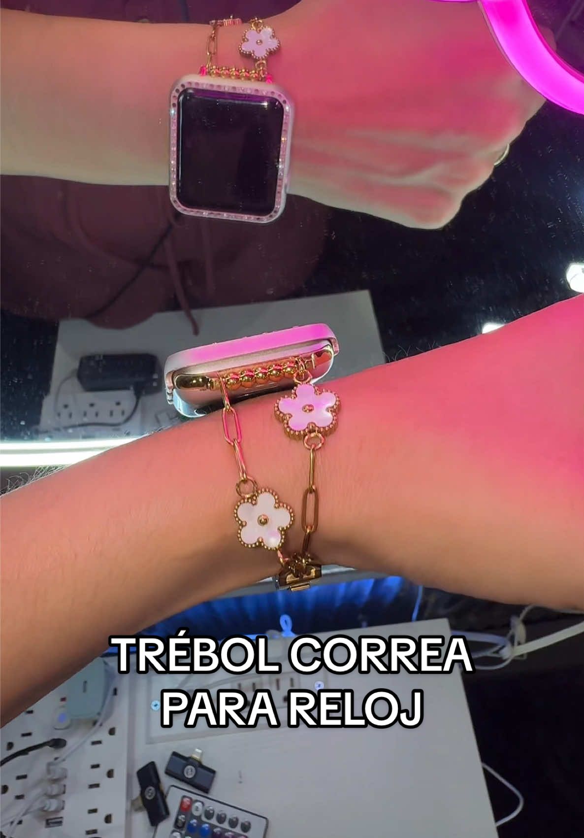 Correa de lujo tipo brazalete con diseño de trébol de cinco hojas, compatible con Apple Watch (38mm, 40mm, 41mm, 42mm). Estilo elegante, ajustable y resistente, perfecta para un look moderno y femenino. #VMORO #AppleWatchBand #LuckyClover #TikTokShopFinds #FashionAccessories