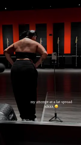 don’t come for me it was my first attempt 😩😩 #latspread #GymTok #gym #fyp #gymmotivation #lats #back #pump #gymrat #GymLife #growing 