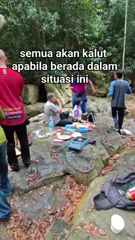 .. Suruh buka jubah..  Ajak mandikan..  Sabun 1badan dia lama mandi tu😁😁😅😅