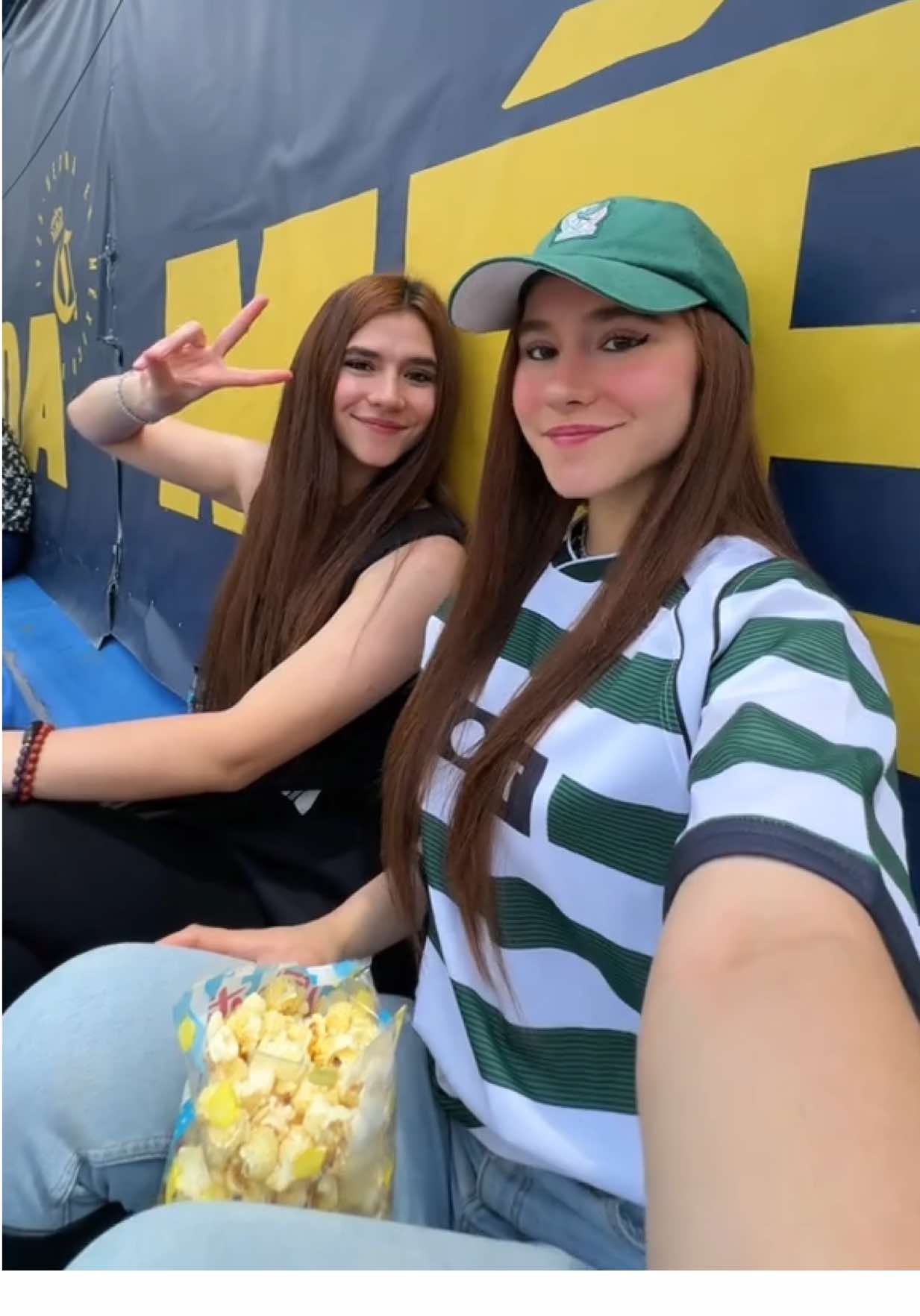 Apoyando a nuestra Jana 🧡 @Jana gtz #JanaGutierrez #America #Barcelona #futbolfemenino #arayfer 