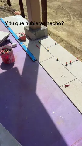 #tile #construction #remodeling #trabajando #azulejo pues para mí quedó mal, lo mejor era centrarlo del lado al lado, pero el patrón fue quien sacó las medidas y dijo que así como él lo marcó, así le diéramos