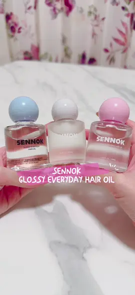 🎀SENNOK GLOSSY EVERYDAY HAIR OIL🎀 アミノ酸植物オイルが、乾燥やダメージでパサついた髪をしっとりなめらかに整えてくれます🌈 べたつかず、さらっとした使い心地でこれからの夏にもぴったり🤍 いつでもどこでも気持ちよく使えます🥳 ころんとしたキャップと可愛いパッケージなので、どこに置いてもインテリアみたいに映えるのもポイント 💡 @sennok.japan #PR #SENNOK #センノック #ヘアオイル #Qoo10 #メガ割 #韓国ヘアケア #ヘアケア #美髪