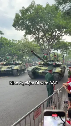 Kinh nghiệm đi xem Diễu Binh 2 ngày 21-24 của em đây nhé . E nghĩ rất hữu ích 1. Tuyến đường từ Hùng Vương rẽ phải ra Nguyễn THái Học sẽ k có tuyến nào đi qua trừ 1 số xe khí tài bánh lốp ( rất ít ) 2. Đoạn tập kết quán thánh - thanh niên sẽ xem được full khí tài . Còn Đoạn đầu Hùng Vương giao Phan Đình Phùng hôm qua đã cấm để quân tập kết ở đó . Nên sẽ k được đứng nữa.  3. Đoạn Kim mã đoàn sẽ đi bên tay phải . Nên muốn ngắm gần thì phải đứng bên dãy số nhà chẵn ( phí Giang Văn Minh ). Đứng bên dãy nhà lẻ thì sẽ bị chắn bở hàng cây giải phân các đường ( đoạn dứoi gần liễu giai thấy mn bảo ào ra giải phân cách dẵm nát hết hoa. Khả năng hôm tới sẽ rào cứng làm chặt hơn ) 4. Rất nhiều người vô ý thức chen hàng . Kinh nghiệm là phải đoàn kết với những người tới sớm và nhất định k cho chen lên 5. Ngã tư Hùng Vương - Trần Phú. Nơi đắt giá nhất có thể xem gần như trọn vẹn ( trừ khối kỵ binh - 1 nửa khối xe bánh xích sẽ rẽ từ Lê Hồng Phong - đoạn này đã bị cấm để quân dự bị tập kết ở đây nhập làn ) . Nhưng ng dân ra từ 3-4h sáng xếp hàng . Ai muốn hít không khí thì nên chọn đoạn gần cuối. Vắng nhất là Tràng Thi