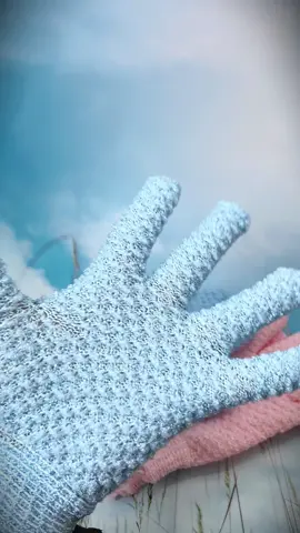 If you often take a bath at home, you should prepare a pair of five-finger bath gloves like this. They are very effective in exfoliating and removing dirt without hurting the skin.#Five-finger bath gloves #Household daily use #Good #fyp 