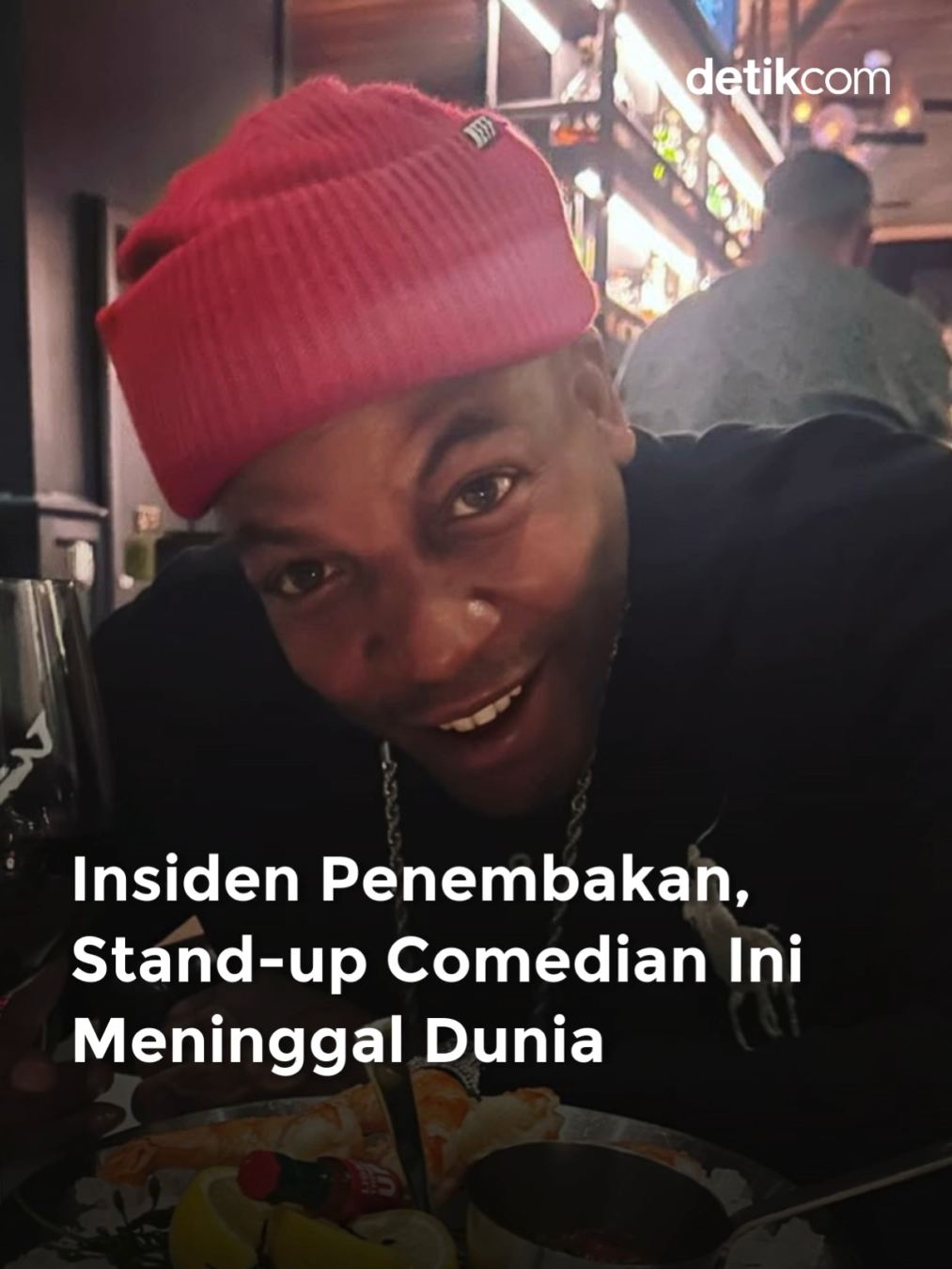 Stand-up comedian Reggie Carroll dilaporkan meninggal dunia setelah jadi korban penembakan di Mississippi, Rabu (13/8) waktu setempat. Menurut keterangan pihak kepolisian Southaven, mereka menerima laporan soal insiden penembakan. Saat petugas tiba di lokasi, Reggie ditemukan dalam kondisi kritis dengan luka tembak, seperti yang dikabarkan TMZ, Senin (25/8/2025). Polisi bersama tim medis kemudian melakukan berbagai upaya penyelamatan, tapi sayangnya nyawa Reggie gak bisa diselamatkan.  Southaven Police juga memastikan sudah ada satu orang tersangka yang ditangkap terkait insiden ini. Yang bersangkutan kini didakwa atas kasus pembunuhan. Reggie Carroll dikenal sebagai komedian yang sering tampil di berbagai klub komedi dan sempat tur keliling Amerika. Kehilangan ini jelas bikin dunia stand-up berduka, termasuk rekan-rekannya sesama komedian. Mo'Nique, yang pernah kerja bareng Reggie di beberapa tur komedi, mengenang momen seru bersama sang sahabat. Reggie Carroll meninggal di usia 52 tahun. Baca berita selengkapnya pada link di atas! Foto: Instagram comedianreggiecarrol Creator: Prastiwi #detikcom #standupcomedy