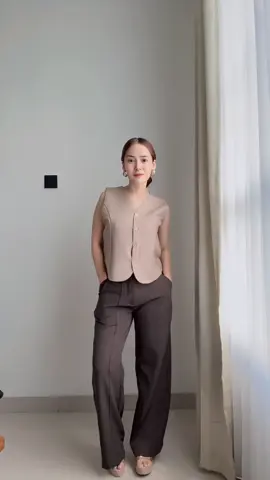 Kadang suka bingung kan cari celana yang cuttingannya bagus tapi tetep nyaman dipakai seharian? 🫶 Nah highwaist pants ini bener-bener jawabannya. Bahannya jatuh, tebel, dan yang paling aku suka: jatuhnya di badan tuh rapi banget 🤎 Di aku tinggi 156 cm, panjangnya pas banget di bawah mata kaki jadi ga bikin tanggung. Aku styling hari ini sama basic top cream + vest mocca, langsung dapet look rapi chic buat daily atau kerja ✨ #highwaistpants #ootdrapi #stylishcomfort #celanawantie #MissaylanTryOn