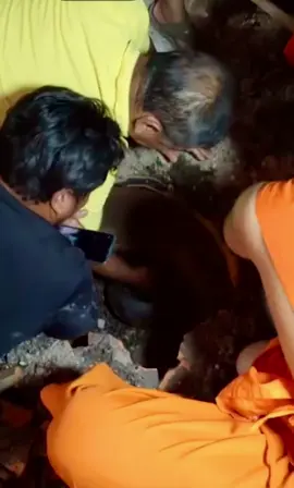 Clip… gây xôn xao!! Kho báu Phật của Luang Pho Derm – Luang Pho Klai được phát hiện sau khi người dân cùng nhau tháo dỡ nền chánh điện, tìm thấy chiếc chum đất nung bị vỡ, bên trong có rất nhiều tượng Phật Luang Pho Derm – Luang Pho Klai, ước tính có niên đại hơn 100 năm. Xin cảm ơn hình ảnh và một phần video cắt từ buổi phát trực của Thượng tọa Namo (Phra Khru Baidika Kantaphon), Chánh đại diện Tăng Ni xã Phanom Set, trụ trì chùa Phanom Rok.