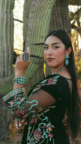 When you find the right piece of jewelry, you'll know @Ash 🍓🐴🌸🍒🌵  #nizhonitradersllc #sterlingsilverjewelry #navajojewelry #turquoisejewelry #handmadejewelry 