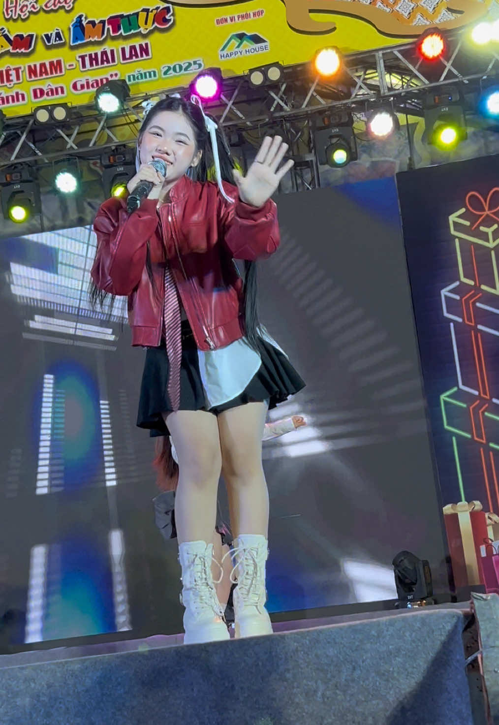 Lấy cây kim may đồ ở Komtum @𝐃𝐮̛𝐨̛𝐧𝐠 𝐀́𝐢 𝐕𝐲 #htmentertainment @HTM Entertainment @Dương Ái Vy 