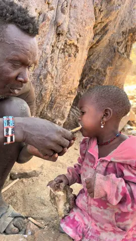 Aleee😍🥰❤️😋#hadzabetribe #eating #feed #fyp #kidstiktok 