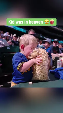 This young Mariners fan was face-deep in a bag of popcorn 😭 (via @MLB, ROOT Sports) #MLB #baseball #mlbbaseball
