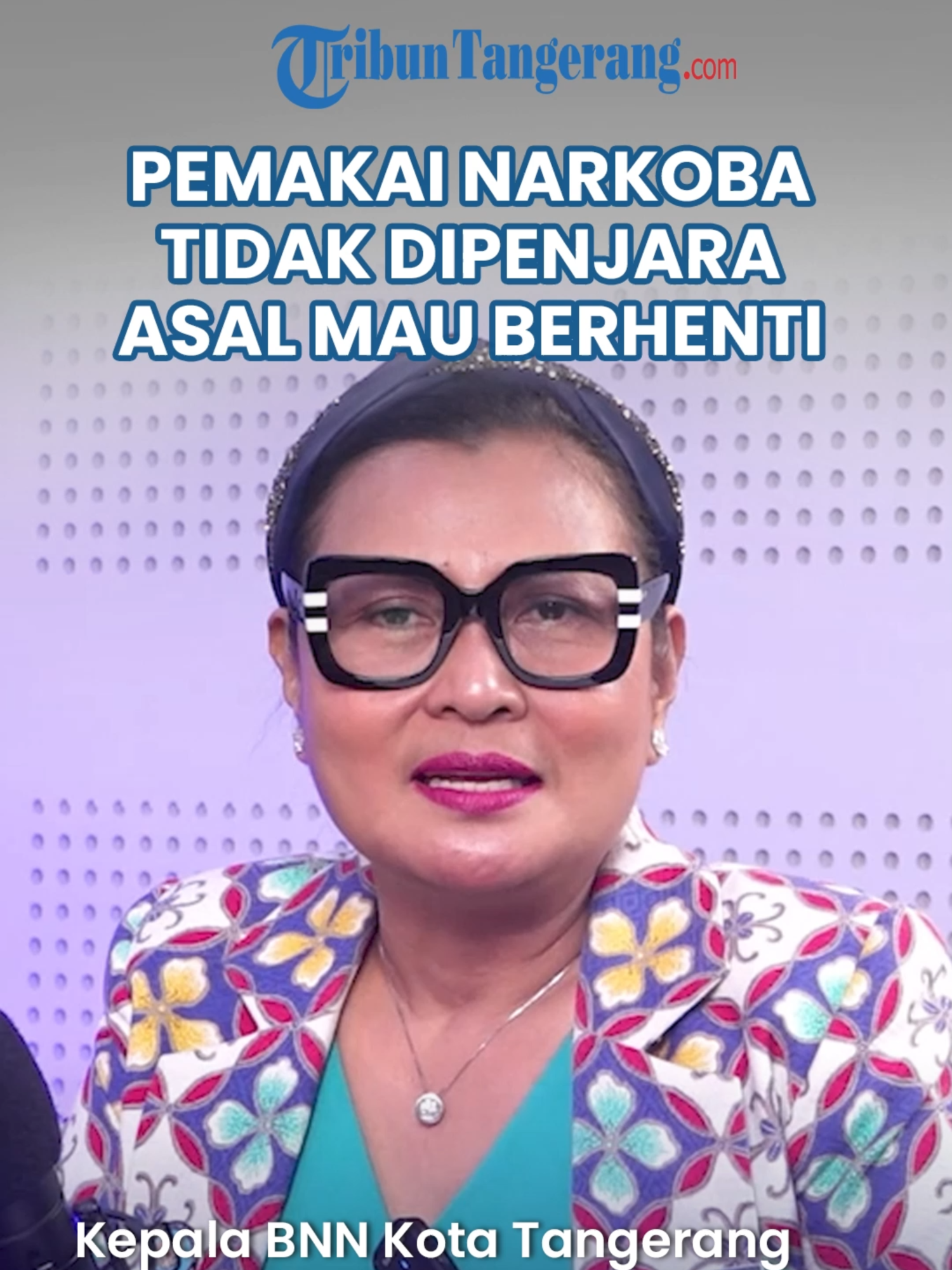 Kepala BNN Kota Tangerang Kombes Pol Vivick Tjangkung menekankan pentingnya peran keluarga untuk menekan peredaran narkoba di tengah masyarakat. Selain itu, Vivick Tjangkung menggaransi tidak ada warga yang akan dipenjara jika secara sukarela melaporkan diri sedang mengalami ketergantungan terhadap barang haram tersebut. Tidak dipungut biaya pula alias gratis. Simak penjelasan lengkapnya di YouTube TribunTangerang. (TribunTangerang.com/Gilbert Sem Sandro) SUMBER: https://youtu.be/WoX22of0IkM?si=nsyI4foGtoTEb6oV Jangan lupa follow akun sosial media TribunTangerang.com untuk mendapatkan beragam informasi terkini dan updatenya:  YouTube: https://www.youtube.com/@tribuntangerang Facebook: https://www.facebook.com/TribunnewsTangerang/ Saluran WhatsApp: https://whatsapp.com/channel/0029VaZ0fhb3LdQSSdO9AS1s TikTok: https://www.tiktok.com/@tribuntangerang?lang=en Instagram: https://www.instagram.com/tribun.tangerang/ #bnn #narkoba #kotatangerang #tangerang #narkotik 