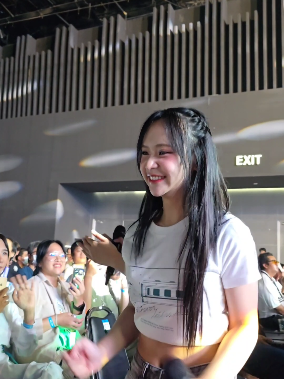 น้องมีนเซอร์วิสแฟนคลับตรงนี้สุดๆ น่ารักดี 555 ป.ล.แถวหลังเราเป็นแฟนคลับน้องมีนกับนีนี่ #MeenCGM48  #สถานีสุดท้ายMinato39  #CGM48 