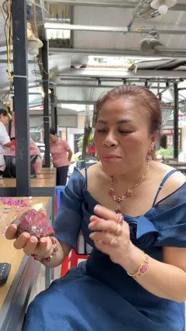 Viên đá ruby tinh thể độc lạ 