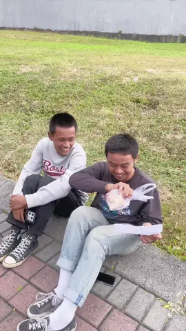 mau gorengan atau tas ini?? #yuureco #challange #idekonten #challengetiktok #day1 #prank #lucu #funnymoment 