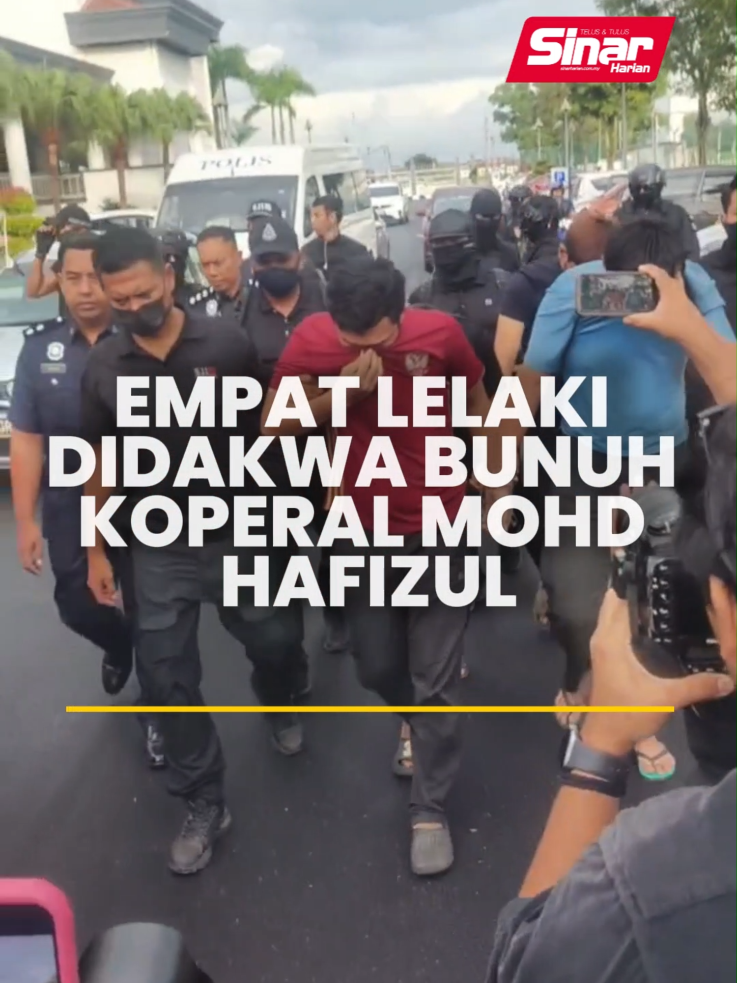 Empat lelaki didakwa bunuh Koperal Mohd Hafizul Empat lelaki dihadapkan ke Mahkamah Majistret Alor Setar pada Isnin atas pertuduhan membunuh seorang anggota polis Jabatan Siasatan Jenayah (JSJ) dalam percubaan menangkap mereka yang berakhir tragis pada 7 Ogos lalu, lapor wartawan Sinar Harian, Wan Mohd Noor Hafiz Wan Mansor. Tiada pengakuan direkodkan daripada kesemua tertuduh iaitu Muhamad Badry Muhamad Azami, 24; Mohamad Hafiz Khazli, 26; Badri Iman Abdul Nasir, 25; dan Mohd Saifuan Mohd Noor, 34, selepas pertuduhan dibacakan di hadapan Majistret Eliana Ismail. Anda boleh baca berita penuh di portal Sinar Harian di www.sinarharian.com.my atau swipe up di IG story serta jangan lupa follow IG @sinarharian untuk berita terkini dalam dan luar negara. Copyright disclaimer: Segala penyuntingan video adalah hak cipta terpelihara milik Sinar Harian. #SinarHarian #BeritaSemasa #Mahkamah #rempuhpolis #KoperalMohdHafizul #Polis
