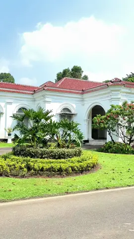 Wisma Nusa Indah// Bangunan ini didirikan pada tahun 1884 oleh Dr. Melchior Treub, ahli botani berkebangsaan Prancis yang pernah menjabat sebagai Direktur  Lands Platentuins (cikal bakal Kebun Raya Bogor). bangunan ini awalnya digunakan  sebagai rumah singgah bagi Dr Treub dan para peneliti. kini gedung tersebut digunakan sebagai wisma tamu/guest house. nama nusa indah diambil dari nama tanaman hias yang ditanam tepat di depan bangunan ini. #bogor #kebunrayabogor #bogorhits #fyp #masukberanda 
