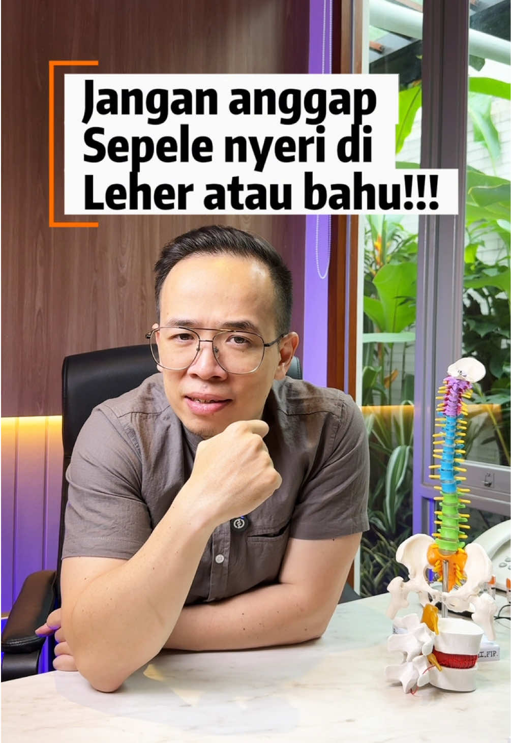 Jangan anggap sepele nyeri di area belikat bahu dan leher., karena bisa jadi masalahnya dari tulang belakang di leher.. jadi kalau kamu punya keluhan nyeri di area itu, coba periksakan ke dokter nyeri!  #nyerileher #sakitleher #sakitbahu #sakitpunggung #nyeri 