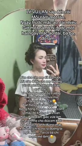 Còn cha còn mẹ đã là phước. Mà còn được cha mẹ thương yêu là phước lớn. Hãy trân quý nhé !  Vì chẳng ai muốn tự trưởng thành dưới trời mưa mà chẳng ai che ô cả ☺️ Bạn hiểu cái cảm giác cài bông hồng trên áo không còn là màu đỏ không ? Và bạn hiểu được cảm giác vừa làm cha làm mẹ cho đứa em khờ dại chỉ sợ nó ăn k đủ no, mặc k đủ ấm, chị lo nó ra đường bị ngta gạt...