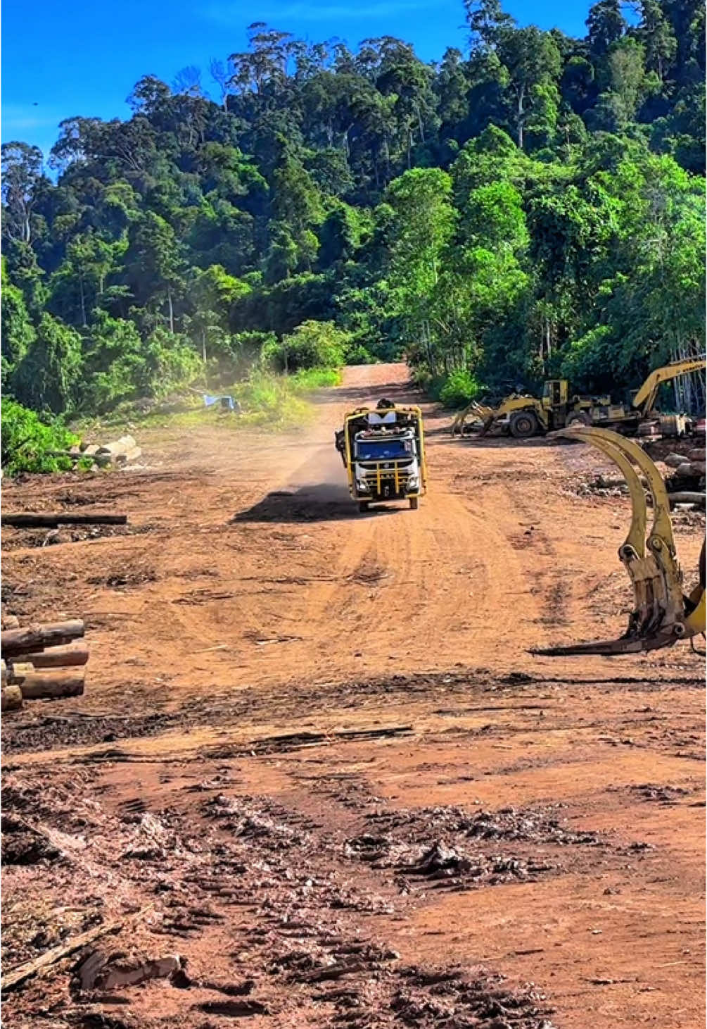 🥵#fyp#loggingkalimantan #loggingkalimantan #perusahaankayukalimantan #volvo440fmx 
