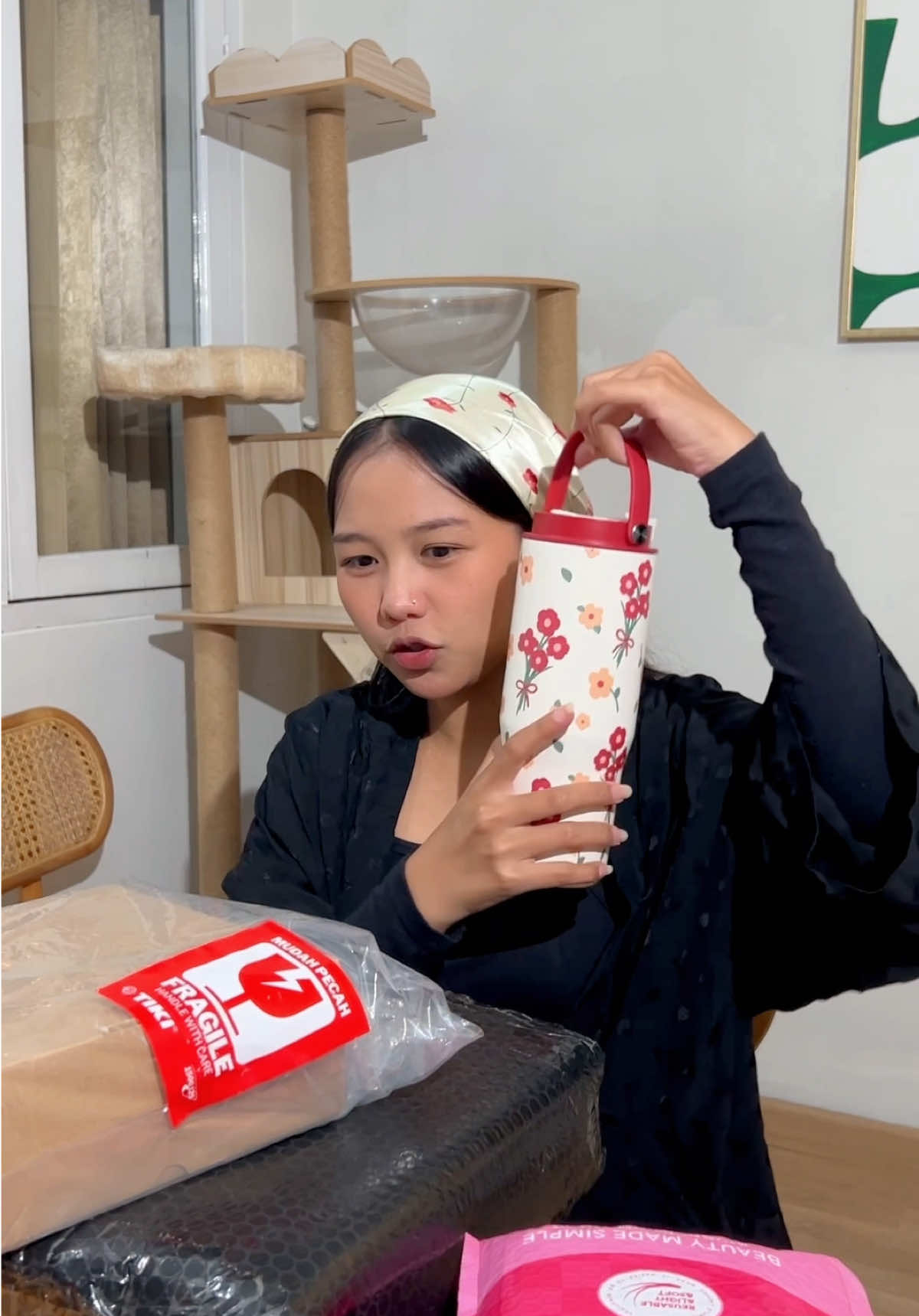 unboxing jajanan momom, jangan bosen karna lagi seneng pwol tumbler🤩
